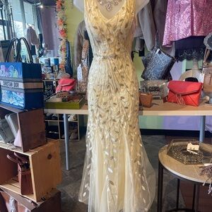 Elegant Gold Sleeveless Gown